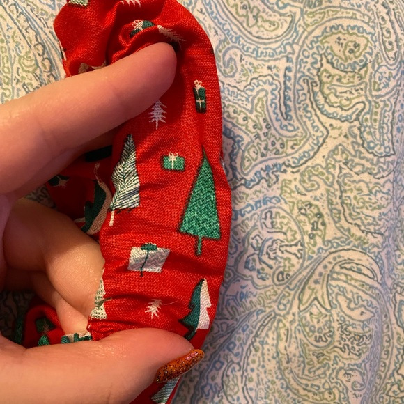 Handmade tree and present scrunchie - Picture 2 of 2